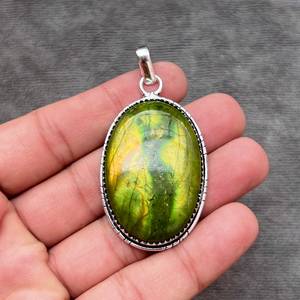 Pendentif Labradorite verte fait à la main en argent Sterling 925 bijoux ovales en pierres précieuses collier élégant pour les femmes cadeau - Product Image 1