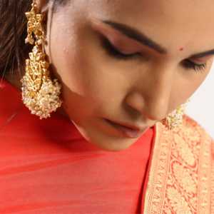 Boucles d'oreilles clous en alliage plaqué or avec strass Kundan et diamants, bijoux religieux tendance pour cadeau - Product Image 1