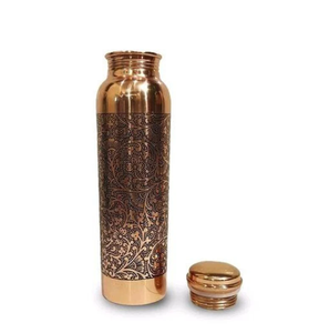 Botella de agua metálica de cobre con diseño de grabado floral hecho a mano de fabricante indio a precio asequible - Product Image 2