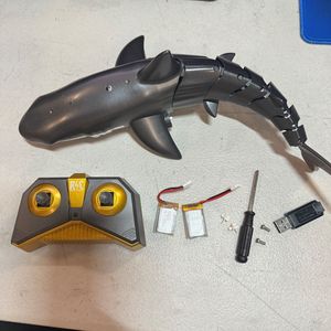 Squalo elettrico in plastica RC per piscine e laghi con telecomando simulato squalo - Product Image 1
