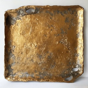 Plateau en aluminium fabriqué à la main RoyalEdge avec motif floral en relief finition polie bord perlé et style d'affichage de table de luxe - Product Image 4