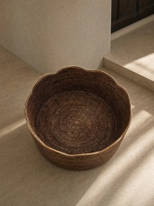 Panier de rangement Skye en rotin naturel, écologique, moderne, multi-usages, à bords festonnés - Product Image 2