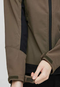 Vêtements d'extérieur softshell légers et confortables pour femmes, avec option de logo personnalisé, pour un style de vie en plein air, les voyages et le quotidien. - Product Image 4