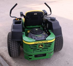 Cortacésped Robusto y Eficiente John Deere X950R Zero Turn a Gasolina con Control Inalámbrico, Construcción Resistente y Caja Recolectora de Césped Bajo - Product Image 2