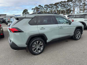 Usado, 2023, Híbrido XLE Premium, Tracción en las Cuatro Ruedas, Volante a la Izquierda, Techo Solar, Arranque Remoto, Asientos de Cuero, Transmisión Automática, Llantas de Aleación Oscuras R17 - Product Image 4