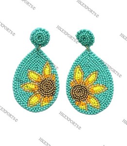 Boucles d'oreilles pendantes en perles de tournesol multicolores faites à la main pour femmes Boho Chic bijoux floraux accessoires de mode d'été en gros - Product Image 1