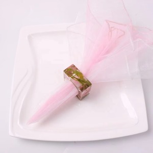 Rond de serviette en résine rose Accessoire de décoration de table élégant pour la maison, le mariage et la fête Pièce décorative chic et moderne élégante - Product Image 2