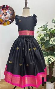 Achat en ligne de Lehenga Choli pour enfants en soie Ora avec travail pur en zari, fabricant d'Inde à prix avantageux, vente en gros, approvisionnement en usine - Product Image 3