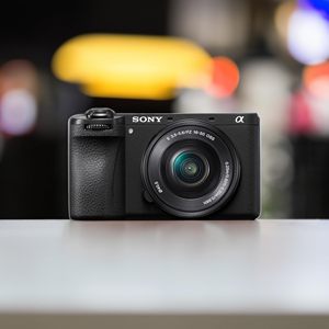 Appareil photo hybride sans miroir APS-C à objectifs interchangeables avec un ensemble d'objectifs 16-50 mm et 55-210 mm, carte mémoire 64 Go, logiciel de retouche photo - Product Image 1