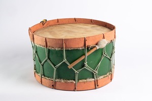 Instrument de musique à tambour en bois authentique avec finition naturelle, parfait pour les amateurs de musique traditionnelle Danse folklorique - Product Image 5