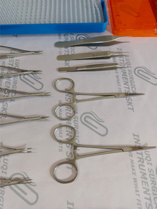 Ensemble d'instruments microchirurgicaux Koshima 11 pièces en acier inoxydable allemand avec plateau en plastique et tapis en silicone certifié CE - Product Image 4