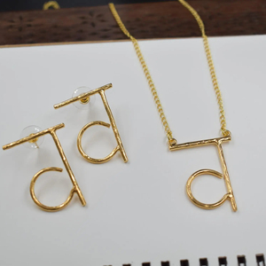 สร้อยคอจี้รูปอักษรภาษาฮินดีชุบทอง18K แบบออกแบบได้ตามต้องการสร้อยคอแฟชั่นสุดหรูทำจากสเตนเลสสตีลฮินดีพร้อมจี้ตัวอักษร - Product Image 1