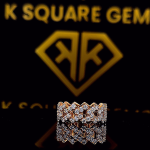 Anillo de Compromiso y Matrimonio Unisex con Cadena Cubana Antigua, Color Rosa, con Moissanita Redonda Brillante de Corte Fuego - Product Image 3