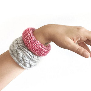 Bracelet en tricot moderne, accessoire de style de vie, tricot doux et élastique, confortable à porter pour les tenues décontractées et l'usage quotidien - Product Image 1