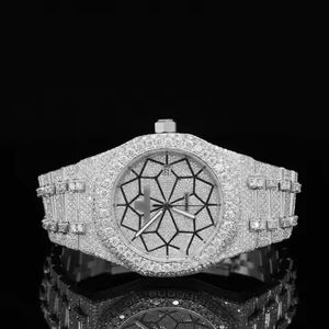 Montre bicolore à quartz de luxe en édition limitée avec fonction de date automatique Boîtier en acier inoxydable Affichage clouté de moissanite glacée - Product Image 6