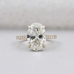 Anillo de Compromiso Ovalado con Halo Oculto Certificado por IGI, con Banda de Diamantes Pavé, Colección de Anillos de Diamantes en Oro Amarillo - Product Image 1