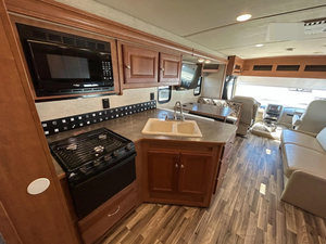 EN OFERTA: Autocaravana W-I-N-N-E-B-AG-O V-I-S-T-A 31BE USADA EN EXCELENTES CONDICIONES, MODELO 2017, ALTO RENDIMIENTO, 36 pies de largo, 2000 kg de carga útil, color oscuro, en venta. - Product Image 3