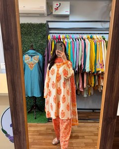 Elegante Conjunto de 3 Piezas de Salwar Kameez con Detalles Vibrantes en el Cuello, Diseño Moderno Reversible para Fiestas - Product Image 2