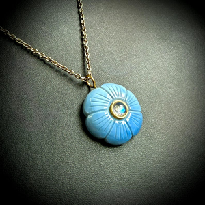 Collar con colgante tallado de flor de ópalo azul natural para mujer, joyería de piedras preciosas sueltas chapadas en oro, abalorios de piedra hechos a mano personalizados - Product Image 3