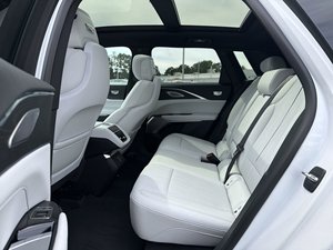 Cadillac LYRIQ électrique de luxe à propulsion arrière, propre et d'occasion, modèle 2024 - Product Image 6