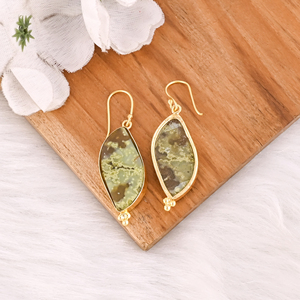 Boucles d'oreilles bohèmes en laiton avec opale verte, bijoux ethniques faits à la main, boucles d'oreilles en laiton de haute qualité, commande en gros - Product Image 4