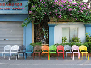 Chaise en plastique moulé haut de gamme avec dossier ventilé - Une chaise en plastique confortable et durable - Product Image 4