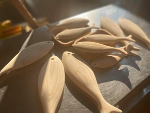 Escultura de pez de madera elegante y natural hecha a mano para hogares - Product Image 4