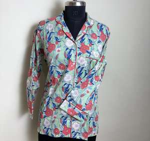 Camisa de algodón con estampado floral verde para mujer Camisa informal de diseño botánico de manga larga para mujer - Product Image 1