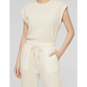 Conjunto de dos piezas de top sin mangas de punto acanalado y shorts por encima de la rodilla para mujer, 100% algodón, suave y elástico, para el hogar, venta al por mayor - Product Image 1