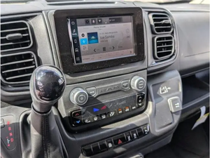 Furgoneta de Carga de Tamaño Completo 2024, Techo Bajo, Transmisión Automática, Volante a la Izquierda, Interior de Cuero, Ruedas R18 - Product Image 2