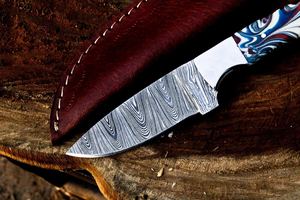 Couteau de chasse en acier damas fabriqué à la main, bord partiellement dentelé, manche en Corian, cuir léger multifonction - Product Image 5