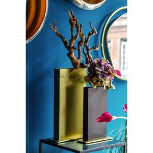 Ensemble de vases en métal de bonne qualité de couleur or élégante avec une forme ronde classique et un design intemporel parfait pour tout cadre de maison - Product Image 6