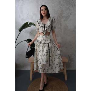 Conjunto de Blusa con Ribete de Encaje Negro y Falda con Volantes - Negro - Product Image 1