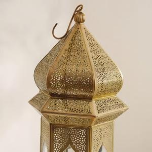 Farol de Vela Marroquí de Latón con Paneles de Vidrio, Diseño Elegante para Colgar, Brillo Cálido para Decoración Festiva del Hogar - Product Image 6