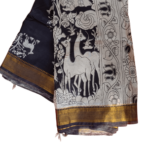 Sari de algodón Midnight Noir Kalamkari pintado a mano, con influencia india y pakistaní, de georgette, tela de red pesada, suave y cómoda para uso diario. - Product Image 4