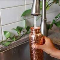 Botella de agua de cobre puro de alta calidad disponible en diferentes estilos con embalaje Premium mayorista de la mejor calidad de la India