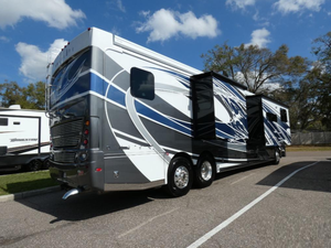 4UZFCGFE7SCWC3816 Nueva Autocaravana de Lujo Clase A 2025 con Motor Diésel, Motor Turbo, Interior con Cuatro Extensiones Deslizables y Cabina Premium - Product Image 2