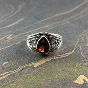 Bague en pierre de grenat en forme de larme de 2,7 grammes, plaquée or 18 carats avec sertissage clos, style vintage tendance, cadeau idéal - Product Image 1