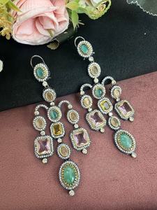 Boucles d'oreilles multi-pierres de luxe de qualité supérieure Boucles d'oreilles de créateur pour mariages fêtes fiançailles-en laiton - Product Image 4