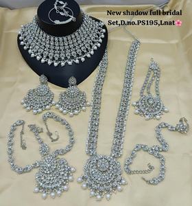 Ensemble de collier ras du cou et boucles d'oreilles en or pour mariée, Maang Tikka, design tendance fait à la main, bijoux de mode pour fiançailles et mariage - Product Image 2