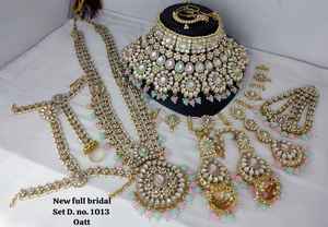 Conjunto de Joyería Nupcial Kundan con Piedras Blancas |   Conjunto Completo de Joyería India para Boda con Collar, Aretes y Maang Tikka - Product Image 3