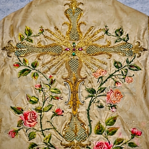 Casulla Bordada a Mano con Hilos Metálicos Dorados, Vestimenta Tradicional Católica para el Clérigo, Túnica de Misa con Cruz Floral Metálica - Product Image 4