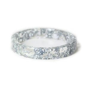 Rond de serviette en résine fait à la main avec des motifs tourbillons uniques parfaits pour les dîners à thème ou les occasions élégantes - Product Image 2