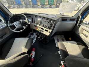 Camion semi-remorque d'occasion haut de gamme 2020 Cascadia 126 avec cabine couchette à toit surélevé, 455 CV, 12 vitesses, boîte automatique Dt12, exportation mondiale - Product Image 2