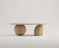 Table basse élégante en pierre de travertin avec arche sculpturale et base sphérique, design artistique moderne, finition naturelle durable