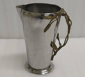 เหยือกน้ําใหม่ล่าสุดสําหรับ Drinkware เครื่องครัวและอาหารเย็นหม้อน้ําตกแต่งทองและเงินการออกแบบที่ทันสมัยเหยือกทองเหลืองกาต้มน้ํา - Product Image 1