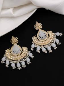 Daisy Delight ต่างหูชุบทอง Chandbali Kundan สไตล์ดั้งเดิมทางศาสนาคลาสสิกสำหรับงานปาร์ตี้ที่ทำจากโลหะผสม - Product Image 2