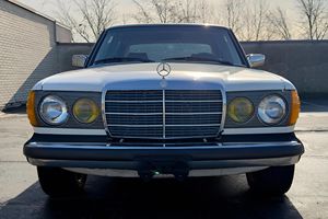 รถยนต์มือสองปี 1984 เมอร์เซเดส-เบนซ์ 300D เทอร์โบดีเซล ไม่มีราคาขั้นต่ำ เครื่องยนต์เทอร์โบดีเซล 5 สูบ ภายในสีพาโลมิโน ปรับแต่งน้อยมาก - Product Image 1