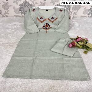 Conjunto de Kurti y Pantalón de Algodón Slub Dhabu Puro de VASTRA COTTAGE con Hermoso Bordado de Espejo en el Cuello, Ropa Étnica para Mujer - Product Image 2