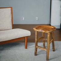 Tabouret de bar ergonomique moderne en teck durable, siège selle, hauteur 60 cm, mobilier de patio extérieur, fourniture directe d'usine OEM/ODM